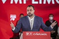 Adrián Barbón no ve división en el Gobierno sobre el envío de armas a Ucrania porque la política la fija el presidente