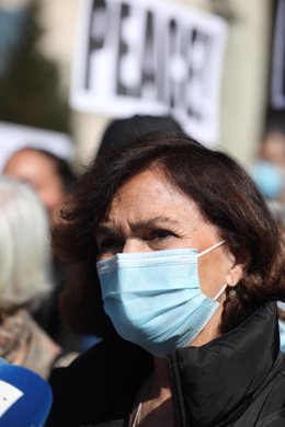 La exvicepresidenta del Gobierno, Carmen Calvo, en una manifestación contra la guerra en Ucrania, a 27 de febrero de 2022, en Madrid (España). Los participantes protestan por los ataques registrados desde la madrugada del 24 de febrero en territorio ucr