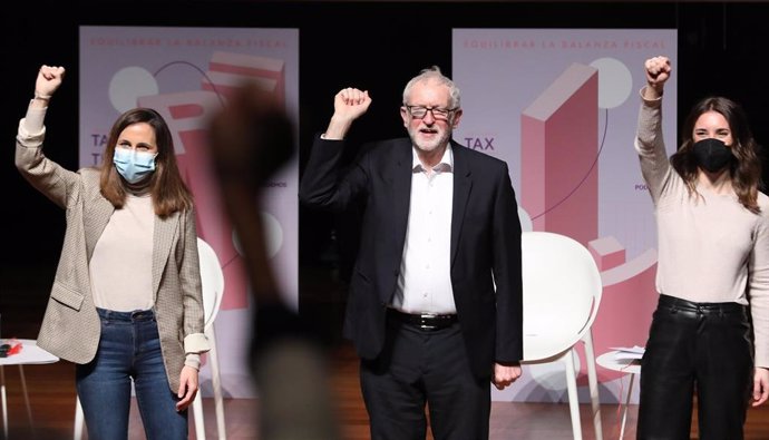 (I-D) La secretaria general de Podemos y ministra de Derechos Sociales y Agenda 2030, Ione Belarra; el que fuera dirigente y diputado del Partido Laborista de Reino Unido, Jeremy Corbyn; y la ministra de Igualdad, Irene Montero.