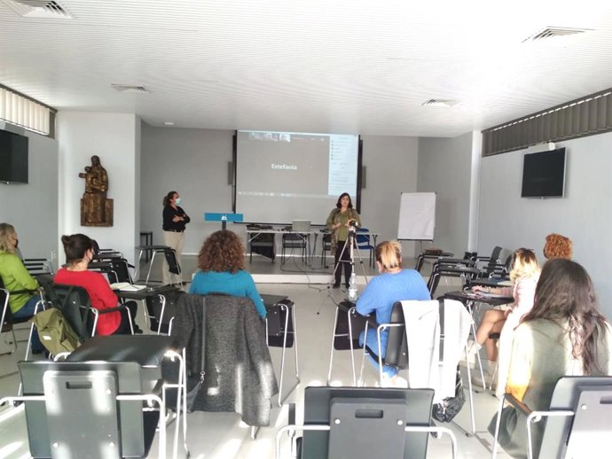 Unas 25 empresarias asisten al taller 'Fiscalidad para autónomas' de la Red de Mujeres Astarté de la Diputación de Huelva.
