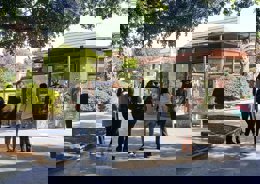 Mujeres reunidas en la plaza de España de Palma