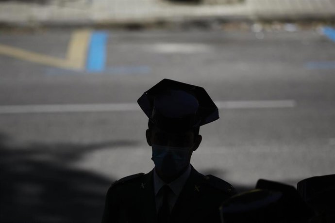 Archivo - Un agente de la Guardia Civil en la comandancia de Navarra, en Pamplona, Navarra (España), a 8 de septiembre de 2020.