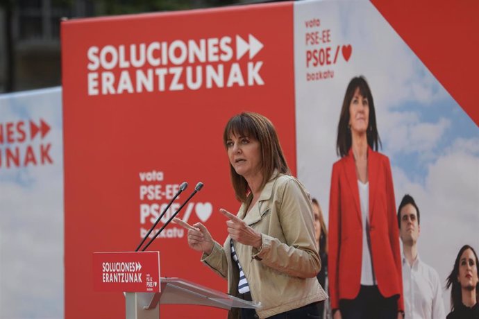 Archivo - La candidata a lehendakari del PSE-EE, Idoia Mendia, durante su intervención en un acto en la Plaza de los Fueros de Vitoria en el que participa también el presidente del Gobierno, Pedro Sánchez, en Vitoria-Gasteiz, Álava, País Vasco (España)