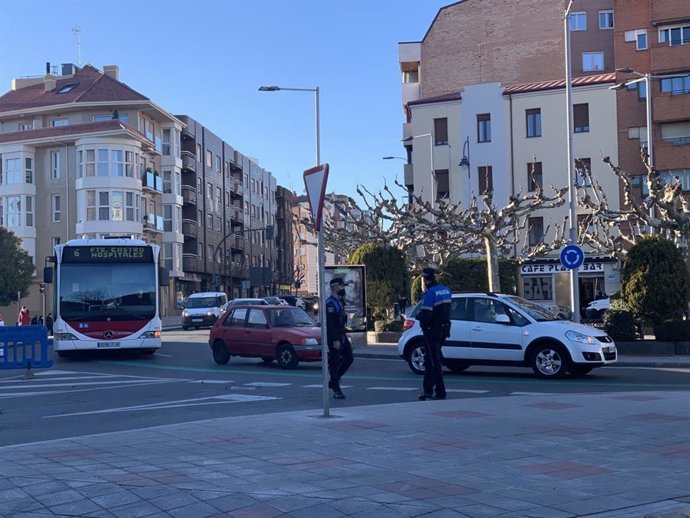 Patrullas a pie de la Policía Local de León en diferentes puntos de la ciudad.