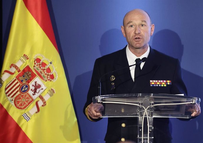 El capitán de fragata y comandante del barco, Manuel García, interviene en el acto de presentación del XCIV Crucero de Instrucción 'Juan Sebastián Elcano', en el Museo Naval, a 8 de febrero de 2022, en Madrid (España).