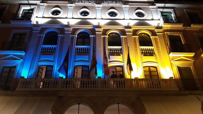 Fachada del Juan Bravo con los colores de la bandera de Ucrania.