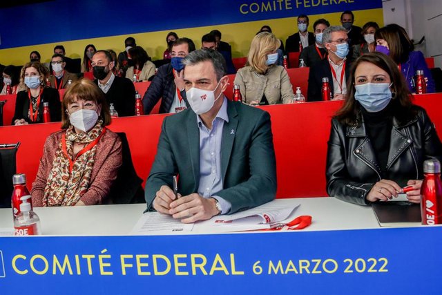 (I-D) La presidenta del Comité, Cristina Narbona, el presidente del Gobierno y secretario general del PSOE, Pedro Sánchez, y la vicesecretaria general, Adriana Lastra Fernández, presiden la reunión del Comité Federal del PSOE,