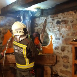 Los bomberos extinguen un incendio de chimenea