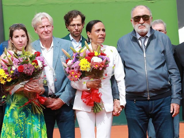 Claudia Rodriguez y Bárbara, viuda e hija de Manolo Santana
