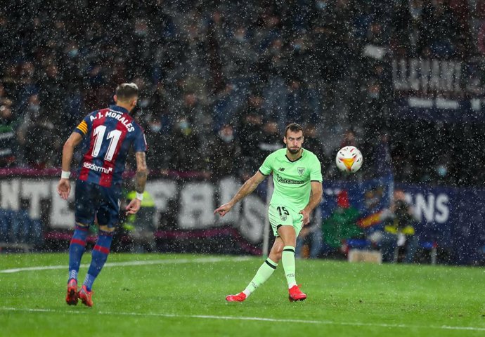 Archivo - Inigo Lekue of Athletic in action during the Santander League match between Levante UD and Athletic club Bilbao at the Ciutat de Valencia Stadium on November 19, 2021, in Valencia, Spain.