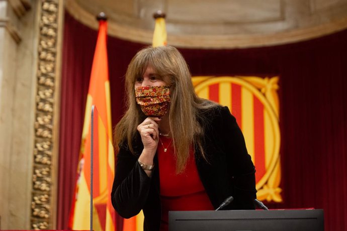 La presidenta del Parlament, Laura Borrs, a l'inici d'un ple en el Parlament, a 8 de febrer de 2022, a Barcelona