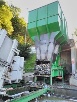 Archivo - Tolva de basura incendidada