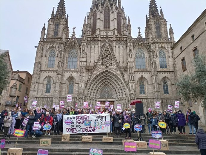 Concentración en Barcelona por la igualdad de la mujer en la Iglesia