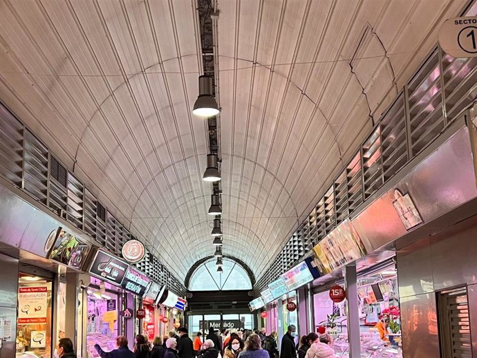 Ayuntamiento instala luminarias "más eficientes" y de ahorro energético en las lonjas municipales