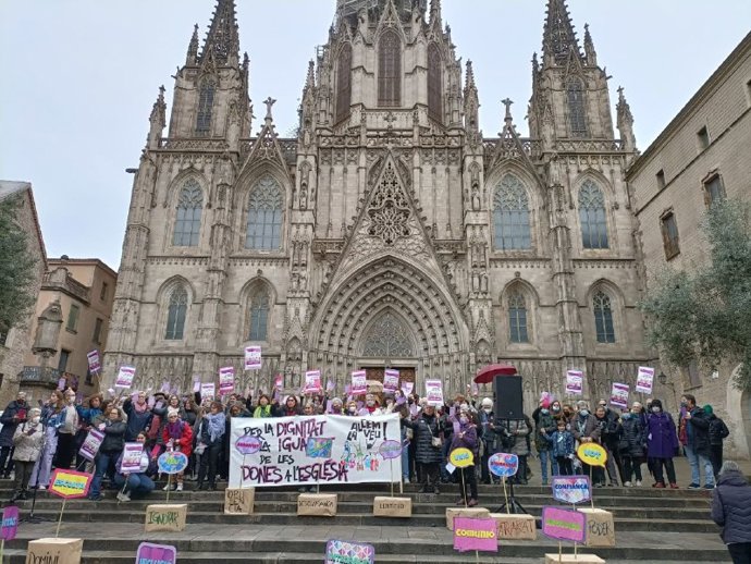 Concentració a Barcelona per la igualtat de la dona a l'Església