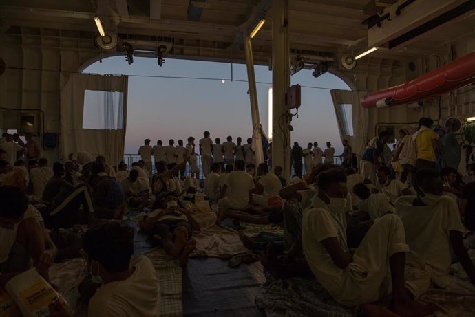 Archivo - Migrantes rescatados a bordo del buque 'Geo Barents'