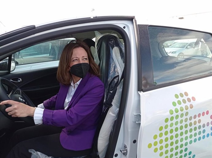 La delegada del Gobierno andaluz en Málaga, Patricia Navarro, informa de la renovación del parque móvil de la Junta en Málaga con 16 vehículos 100% eléctricos