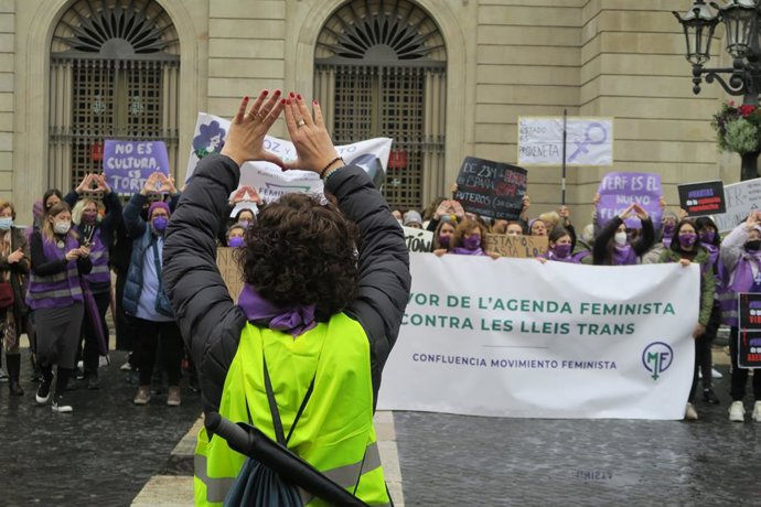 Concentració per l'abolició de la prostitució a la plaa Sant Jaume de Barcelona