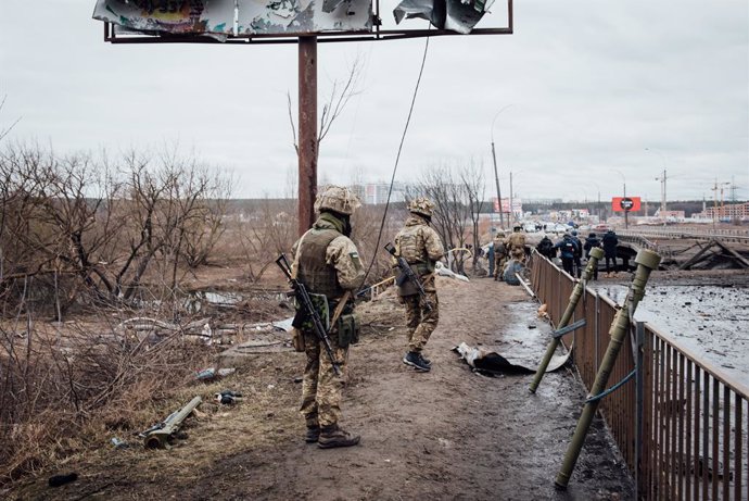 05 March 2022, Ukraine, Irpin: Ukrainian soldiers are seen at the entrance to the city of Irpin. Photo: Adrien Vautier/Le Pictorium Agency via ZUMA/dpa