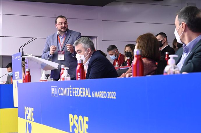 El secretario general de la FSA-PSOE y presidente del Principado de Asturias, Adrián Barbón, interviene en el comité federal del PSOE