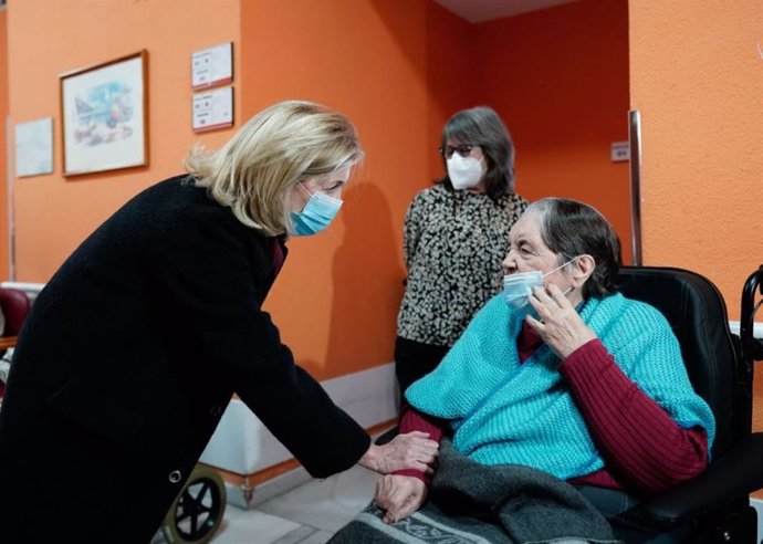 La consejera de Familia, Juventud y Política Social, Concepción Dancausa, en su visita a la Residencia de Mayores La Paz de Madrid.