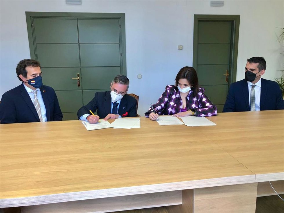 La alcaldesa de Torremolinos (Málaga), Margarita del Cid, y el presidente de SKAL, Juan Vázquez, durante la firma de un convenio