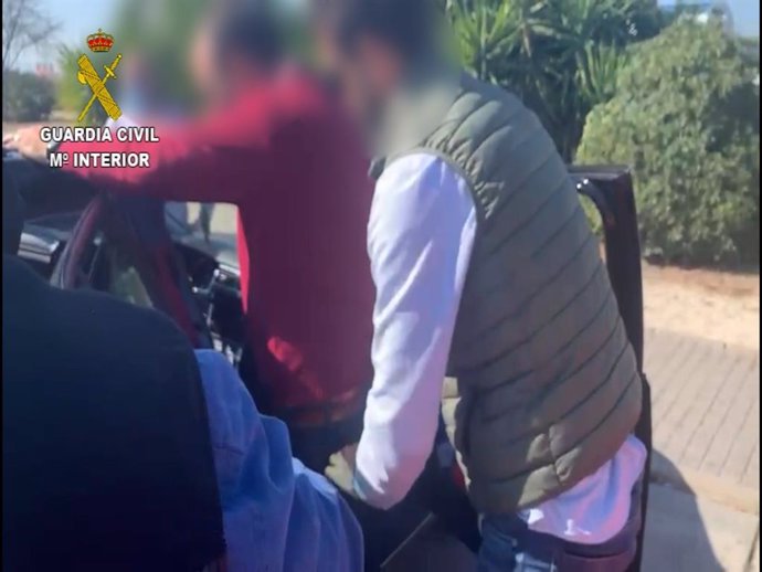 El dueño de una autoescuela y otras dos personas que actuaban como suplantadores han sido detenidos por agentes de la Guardia Civil de Huelva como presuntos autores de los delitos de falsedad documental, en otros delitos.