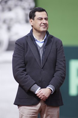 El presidente de la Junta, Juanma Moreno, durante el homenaje a Manolo Santana en La ronda clasificatoria de la Copa Davis entre España y Rumania en el Club de Tenis Puente Romano, a 5 de marzo de 2022 en Málaga (Andalucía, España)