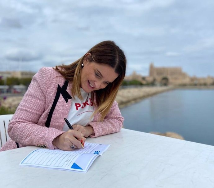 La presidenta del PP balear, Marga Prohens, firma su aval para la candidatura de Núñez Feijóo a presidir el partido a nivel nacional