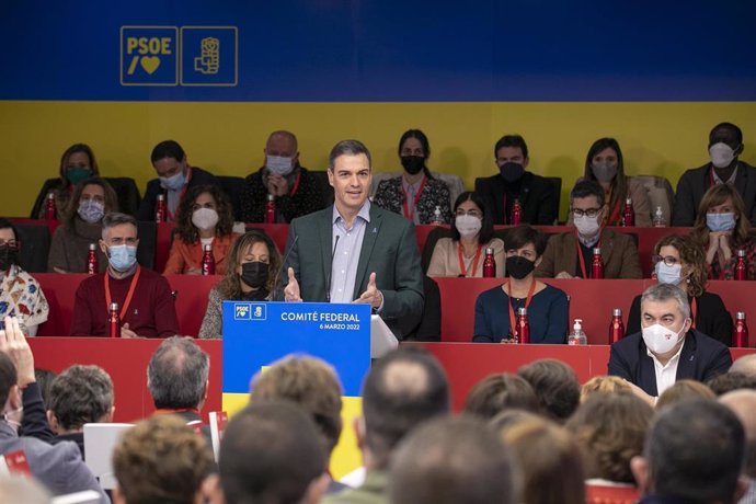 El presidente del Gobierno y secretario general del PSOE, Pedro Sánchez, preside la reunión del Comité Federal del PSOE, en la sede del PSOE de la calle Ferraz, a 6 de marzo de 2022, en Madrid (España). El Comité ha sido convocado de urgencia para que el