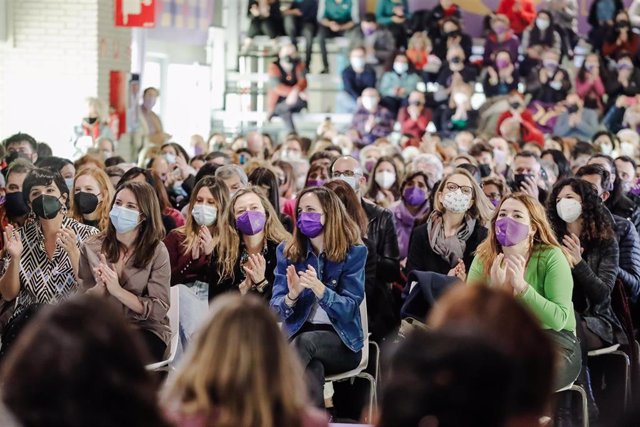 La ministra de Igualdad, Irene Montero (2i), y la ministra de Derechos Sociales y Agenda 2030, Ione Belarra (2d), participan en el acto 'Feminismo para cambiarlo todo', en el centro MEEU en la Estación de Chamartín, a 6 de marzo de 2022, en Madrid