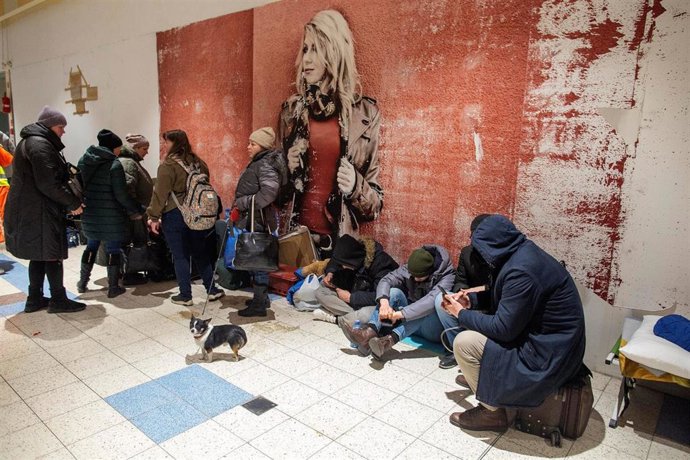 Refugiados ucranianos esperando a salir de Ucrania