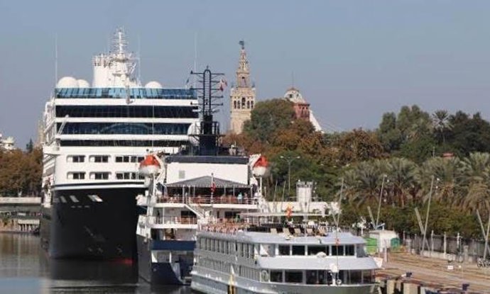 Un crucero en el puerto de Sevilla.