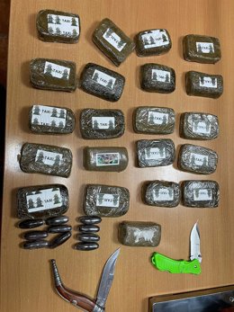 Incautan más de dos kilos de polen de hachís y varias armas blancas en un control de tráfico en Melilla