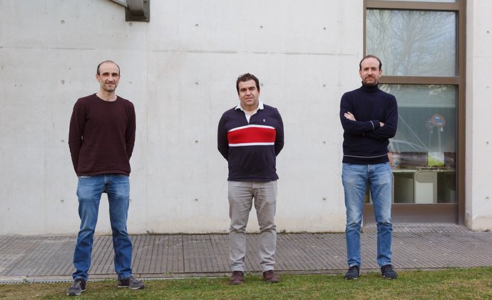 De izquierda a derecha, los investigadores Iñigo Ederra, Jorge Teniente y Juan Carlos Iriarte en el campus de la UPNA