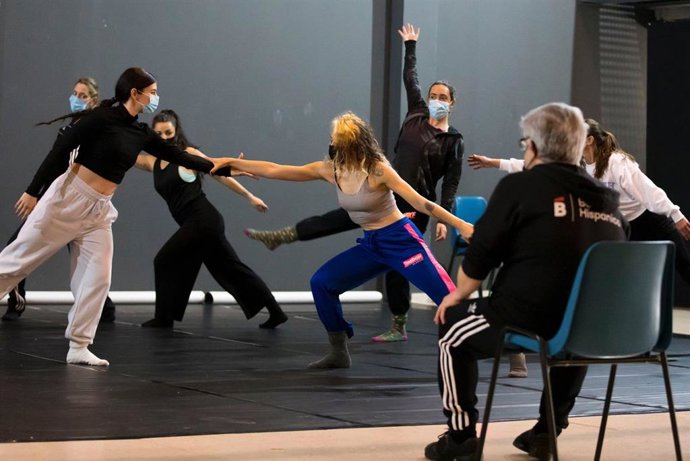 El auditorio del Centro Social Los Desniveles ha acogido durante este fin de semana 'Recuerdos y respiración corporal', un curso de danza de primer nivel que ha estado enmarcado en 'Huelva Ciudad Cultura'.