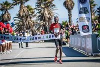 El sudafricano Stephen Mokoka bate el récord del mundo de 50 km