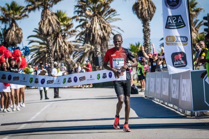 Stephen Mokoka bate el récord del mundo de 50 km