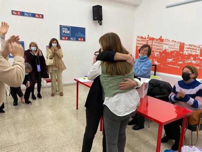 Inés Rey y Eva Martínez Acón se abrazan tras la proclamación de la primera como secretaria general del PSOE coruñés