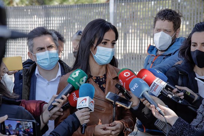 La vicealcaldesa de Madrid, Begoña Villacís, responde a los medios durante una visita al Centro de Acogida Las Caracolas, a 2 de marzo de 2022, en Madrid (España). El centro ha acogido la llegada de los primeros refugiados de Ucrania, tras el estallido 