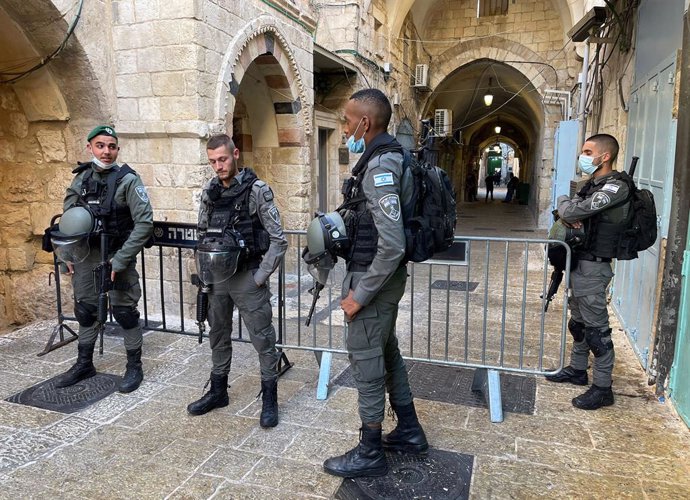 Archivo - 30 September 2021, ---, Jerusalem: Israeli police stand guard in the Old City of Jerusalem after a Palestinian woman attacked several police officers with a knife, she was fatally shot. No members of the security forces were injured. Photo: Ma