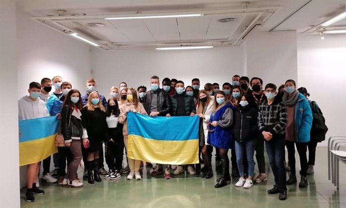 Encuentro con 15 jóvenes ucranianos residentes en la Región