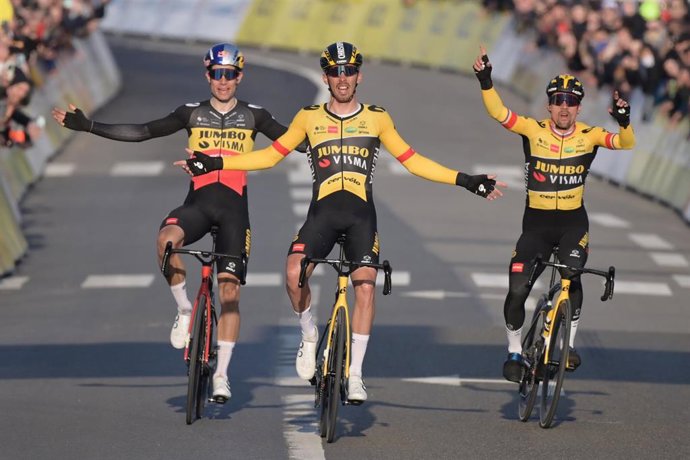 Wout Van Aert, Christophe Laporte y Primoz Roglic (Jumbo-Visma) en la primera etapa de la París-Niza