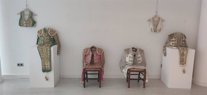 El Centro Fundación Caja Rioja Arnedo exhibe trajes de torear y vestidos de luces