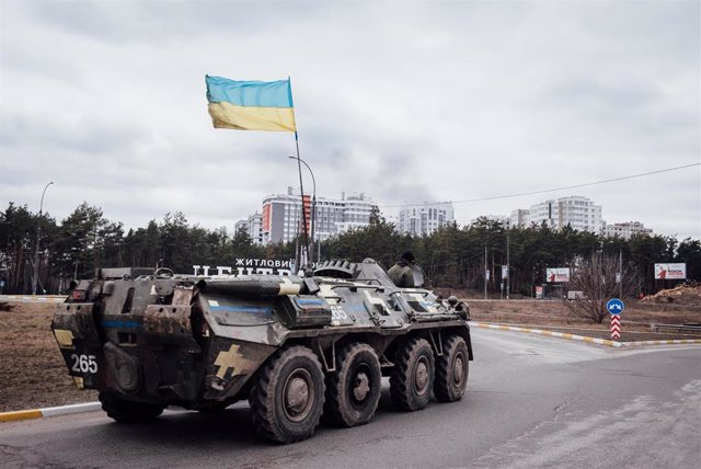 Un vehículo blindado con la bandera de Ucrania en Irpin, Ucrania