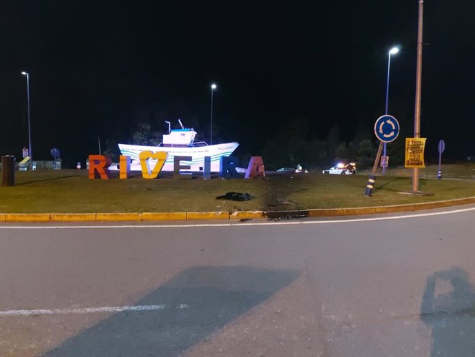 Lugar del accidente en el que un conductor impactó con su vehículo contra el letrero de la rotonda de Xarás, en Ribeira.