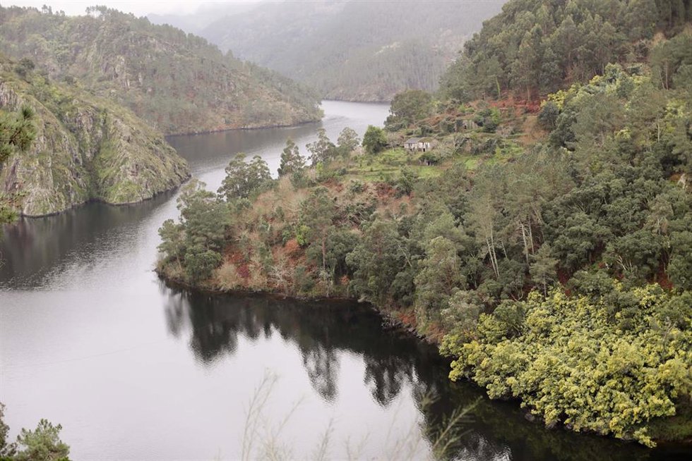 Archivo - Vista general del río que pasa por la aldea de San Xiao, situada en la Ribeira Sacra