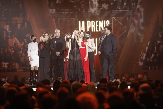La cineasta Alba Sotorra en recollir el Premi Gaudí per 'El retorn: La vida després de l'ISIS'