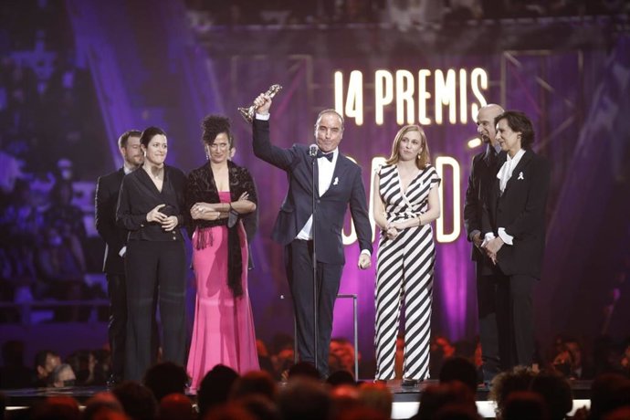 El productor de Televisió de Catalunya, Oriol Sala-Patau, y el equipo de la película 'Frederica Montsey, la dona que parla' de Laura Mañá