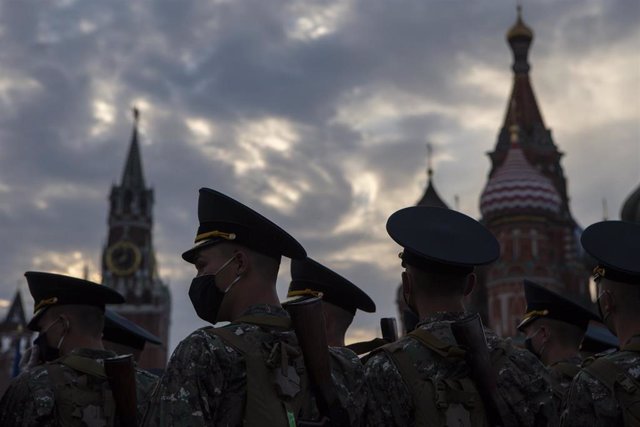 Desfile de soldados rusos en la plaza Roja de Moscú, con el Kremlin al fondo